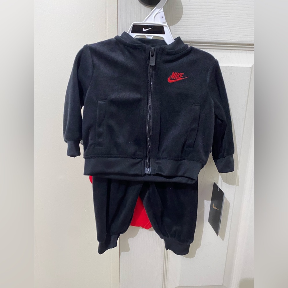 Nike - baby 3 piece  matching set in black . Never worn . NEW
